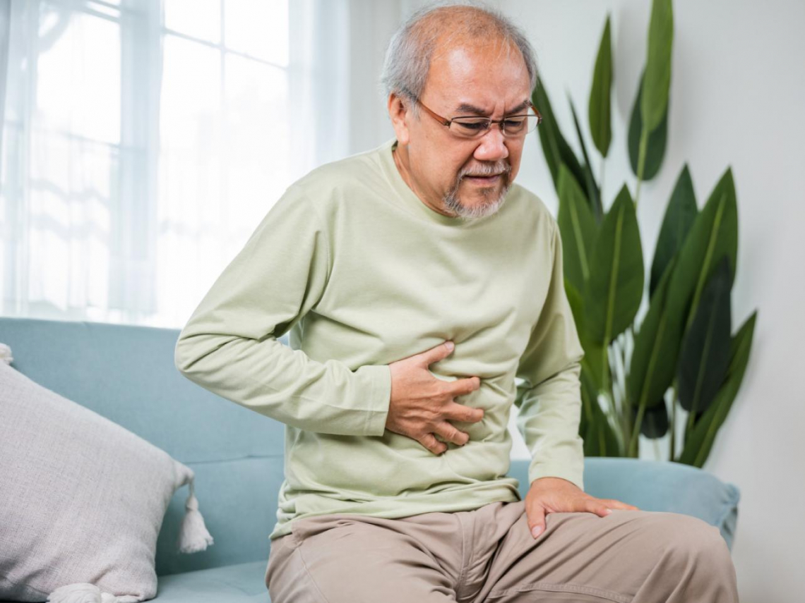 70歲阿公14天逆轉生死！直腸癌轉移全身黃疸、奄奄一息…雙標靶讓他「自行下床行走」：存活率15%→50%